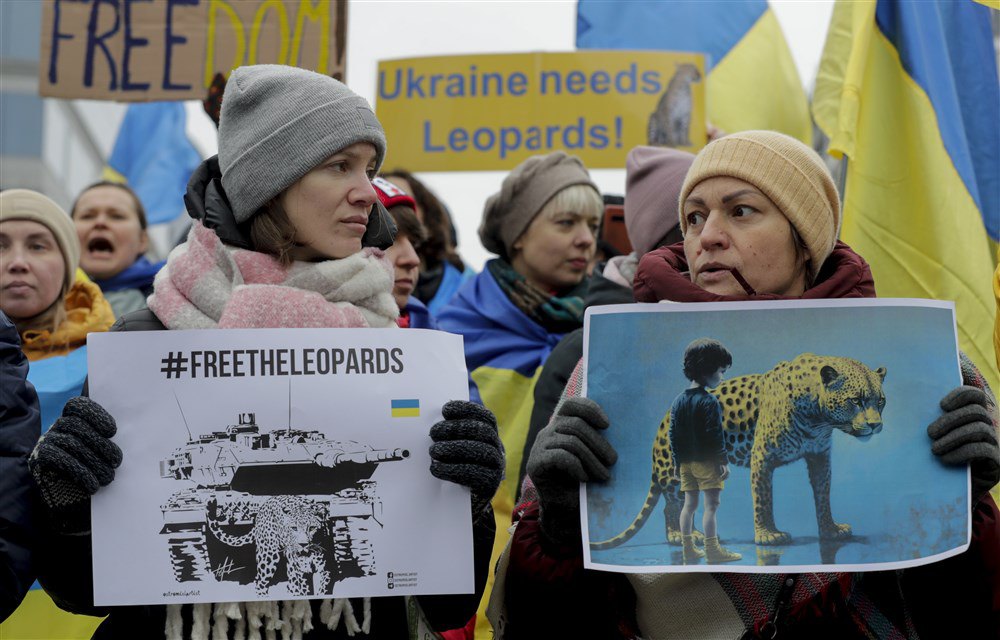 Мітинг на підтримку рішення про відправлення танків Leopard та іншої військової техніки в Україну біля будівлі Європейської Ради під час засідання Ради міністрів закордонних справ ЄС у Брюсселі, 23 січня 2023 року.