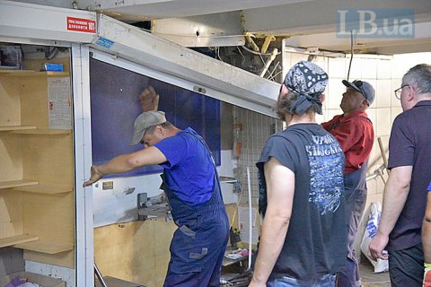 В подземном переходе возле станции метро "Позняки" в Киеве начали демонтировать торговые ряды