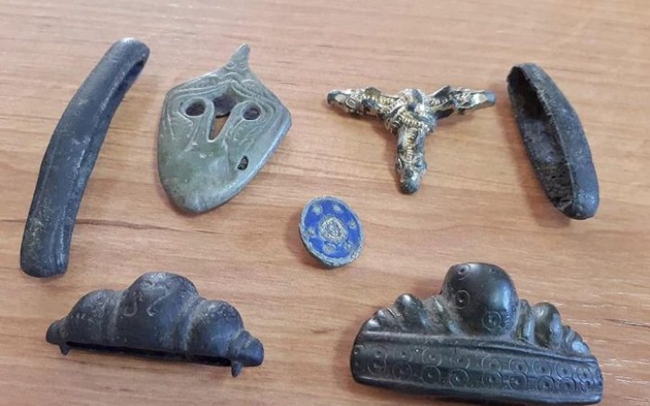 У посилці до Великої Британії митники знайшли артефакти часів Київської Русі