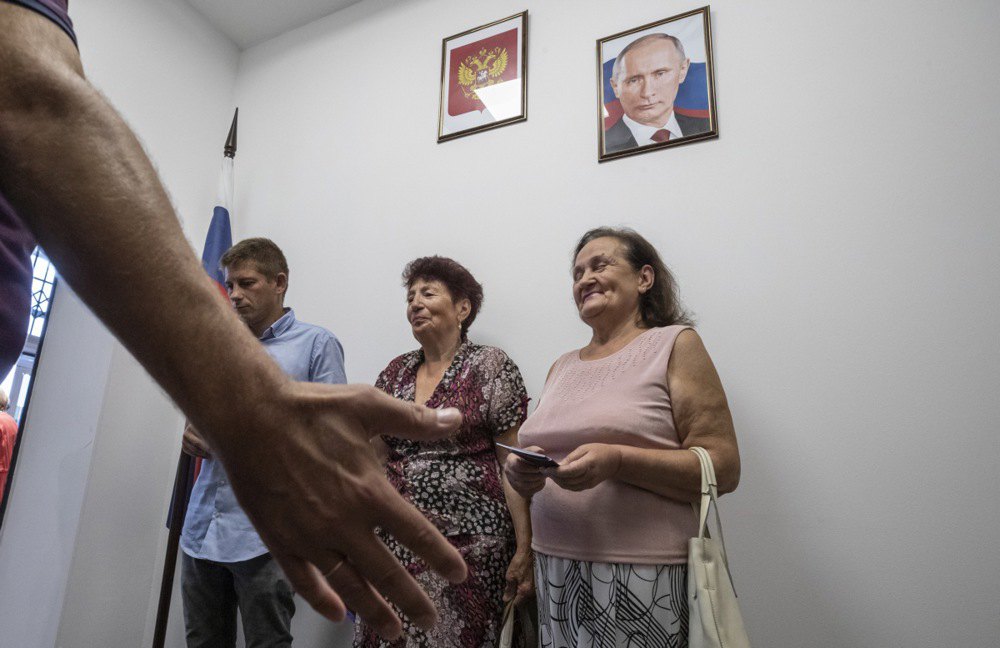 Окупанти вручають місцевим мешканцям російські паспорти, Бердянськ, Запорізька область, 11 серпня 2022 року.