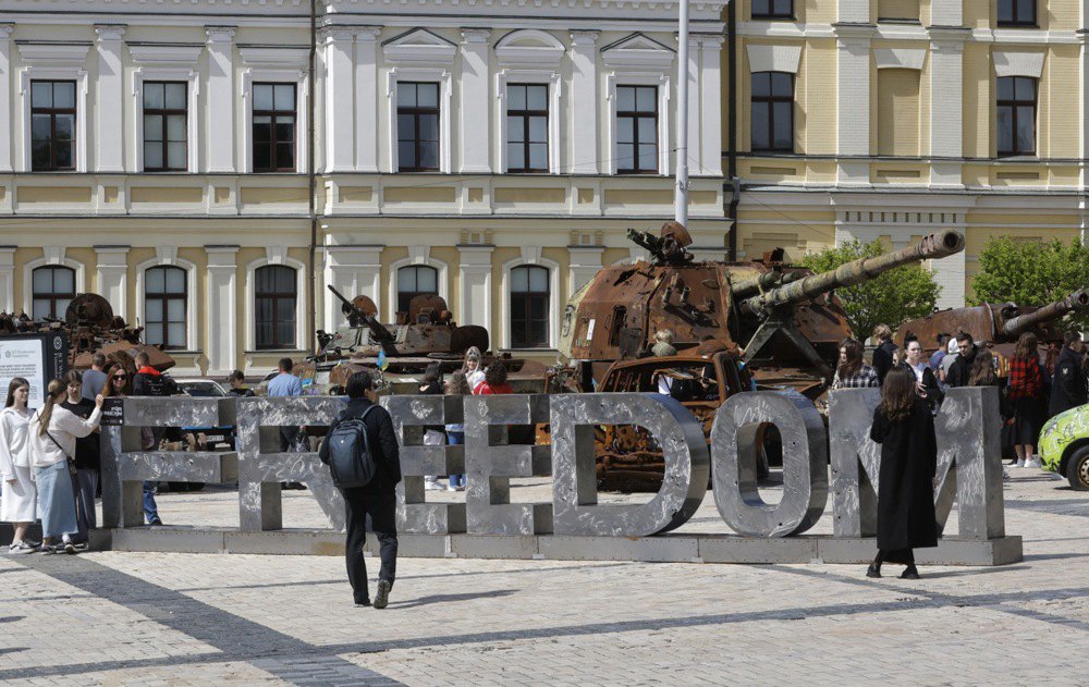 Виставка знищеної російської військової техніки й пошкодженої української цивільної техніки біля Михайлівського собору в Києві,
Україна, 11 травня 2025 р.