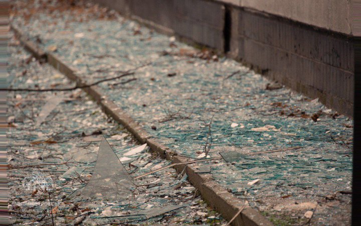 У Дніпрі унаслідок російських обстрілів понівечені адмінбудівля та авто, зросла кількість поранених, — ОВА