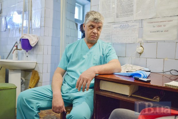 Ортопед-травматолог Сергей Федоренко оставил киевских пациентов и приехал в Попасную. Ко дню медика его наградили медалью «За
спасенную жизнь