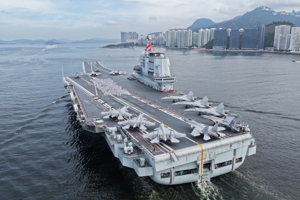 Флот ВМС Народно-визвольної армії Китаю на чолі з авіаносцем «Шаньдун» ( на фото) прибув до спеціального
адміністративного району Гонконг в рамках п'ятиденного візиту, 3 липня 2025 року. 