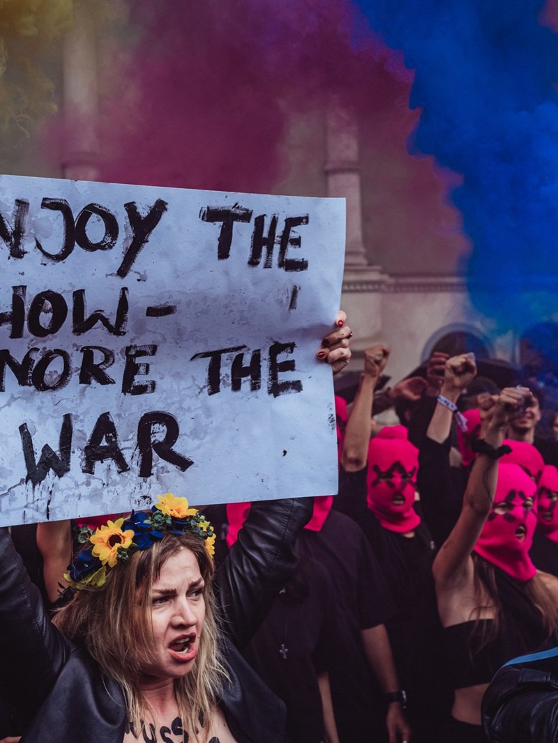  Акція Pussy Riot і FEMEN біля Російського павільйону