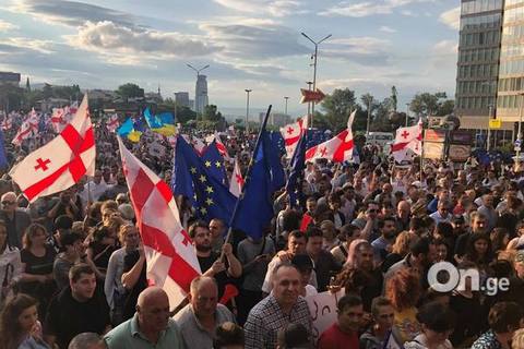 В Грузии прошла многотысячная демонстрация с требованием отставки главы МВД