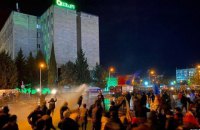 Полиция применила водометы против демонстрантов у здания ЦИК в Тбилиси