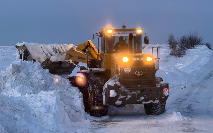 Дороги державного значення розчищають від снігу понад 800 одиниць техніки та майже 1000 людей
