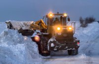 Дороги державного значення розчищають від снігу понад 800 одиниць техніки та майже 1000 людей