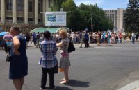 Жители Донецка вышли на митинг против стрельбы из жилых кварталов