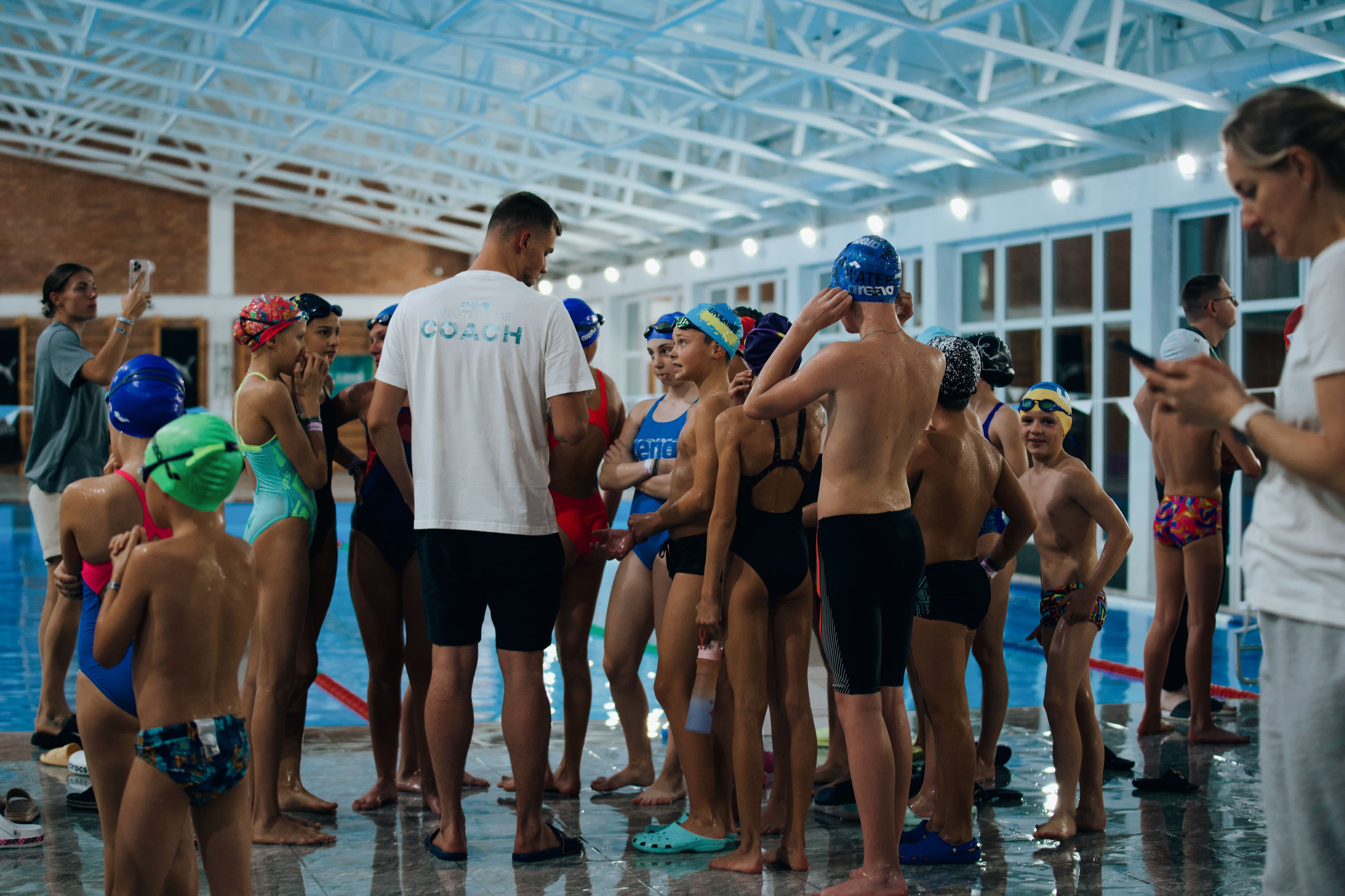 Михайло Романчук спілкується з дітьми