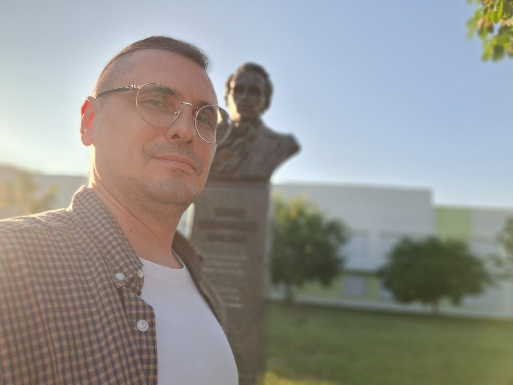 Борис Варга біля пам'ятника Тарасу Шевченку у сербському місті Новий Сад