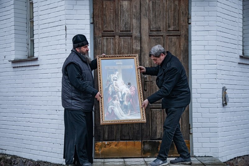 Священослужитель храму Св. Димитрія Ростовського в смт Макарів передає ікону «Зняття з хреста» до Музею