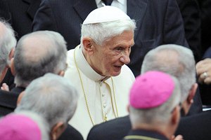 Бенедикт XVI не будет присутствовать на коронации нового папы