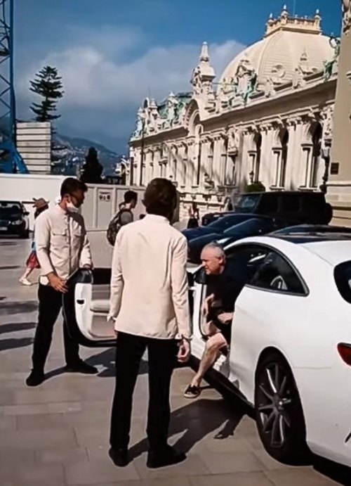 Ігор Суркіс прибуває в казино Монако.