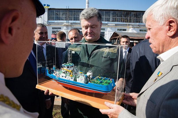 Президент Украины Петр Порошенко и Алексей Вадатурский держат макет буксира «Nibulon-6» на территории завода «Нибулон» в
Николаеве в августе 2014 года