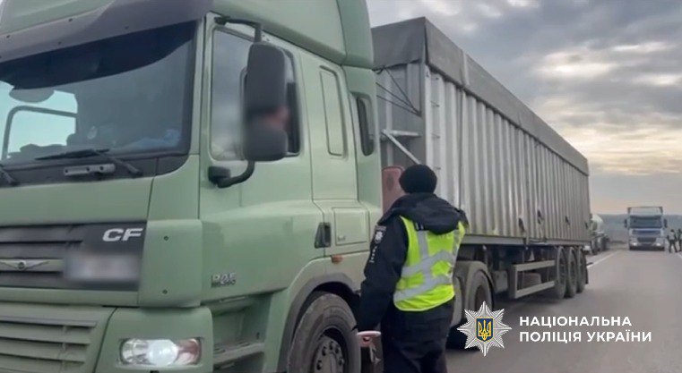 19 грудня рух транспорту на трасі Одеса — Рені знову зупинили в обох напрямках. 