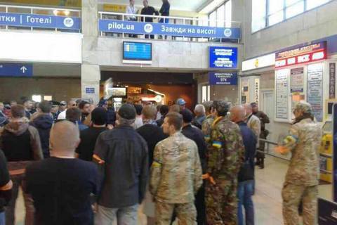Бойко и Новинского заблокировали в одесском аэропорту