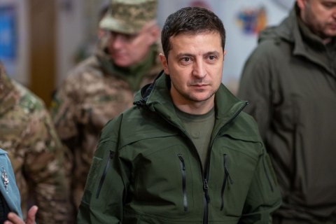 Зеленский поздравил ракетные и артиллерийские войска, попросив держать "порох сухим"