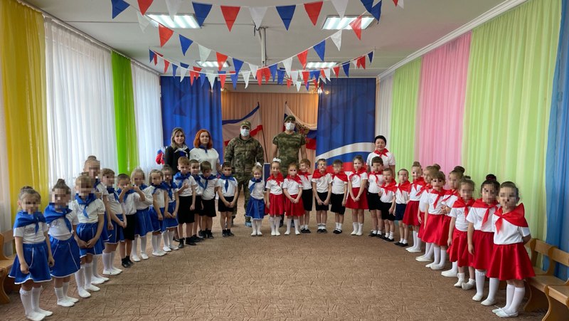 Посвята дітей в 'Орлята-дошкільнята' за участю учасників т.зв. “СВО”, березень 2024 року, ТОТ АР Крим,
Бахчисарайський район. 