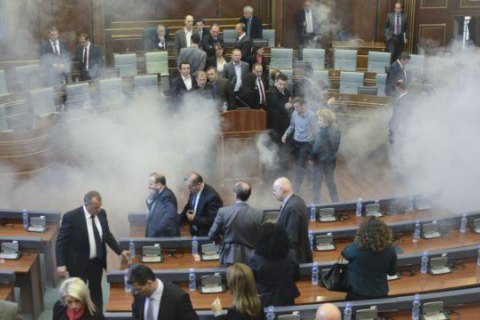 Заседание парламента Косово прервали из-за слезоточивого газа