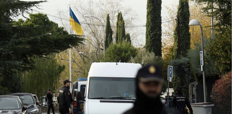 Полиція trabaja cerca de la Embajada de Ucrania en Madrid.