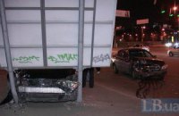 ДТП у Києві: Lexus "влетів" в інформаційний щит