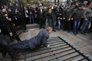 На активистов, сломавших забор у Рады, завели уголовные дела