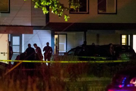 Мужчина с ножом порезал 9 человек в центре для мигрантов в США 