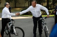 Добкин и Кернес приехали на работу на велосипедах