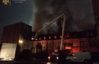 В Киеве 55 спасателей четыре часа тушили пожар в офисном здании на Коллекторной