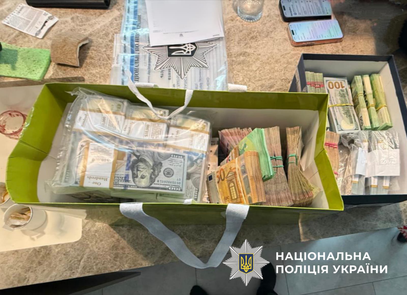 Знайдені під час обшуків гроші