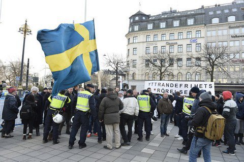 В Стокгольме сотня человек в масках напала на мигрантов