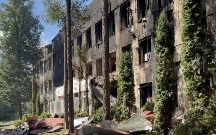 Під час нічної атаки в Сумах зруйновано корпус державного університету