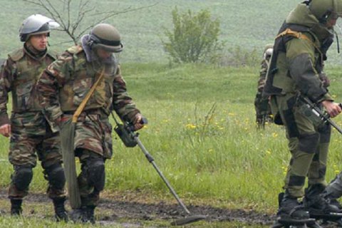 На Донбасі під час розмінування території загинув сапер