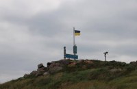 На Зміїному підняли прапор України