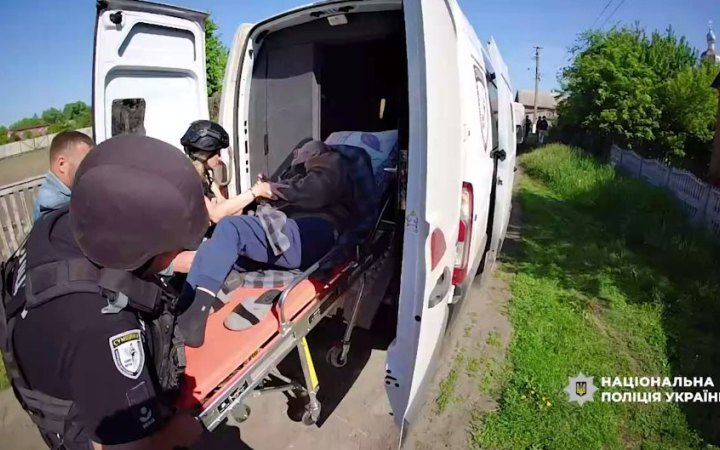 «Білі янголи» евакуювали маломобільне подружжя із Сумщини