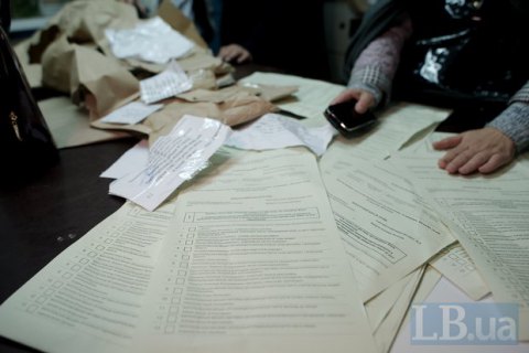 Во Львовской области глава избирательной комиссии ошибочно испортила 180 бюллетеней