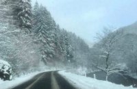 На западе Украины ограничили движение из-за снегопада