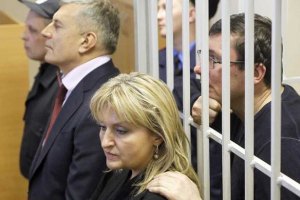 Луценко не будет держаться за тюремную решетку, - жена экс-министра