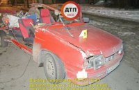 В Киеве пьяный водитель на "Опеле" влетел в грузовик, погибла девушка-пассажир