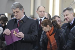 "Наша Украина" не выгонит Ющенко за празднование Дня Соборности с Януковичем