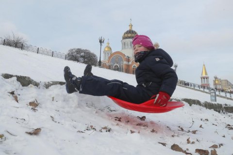 Київ вирішив через сніг закрити садки і школи