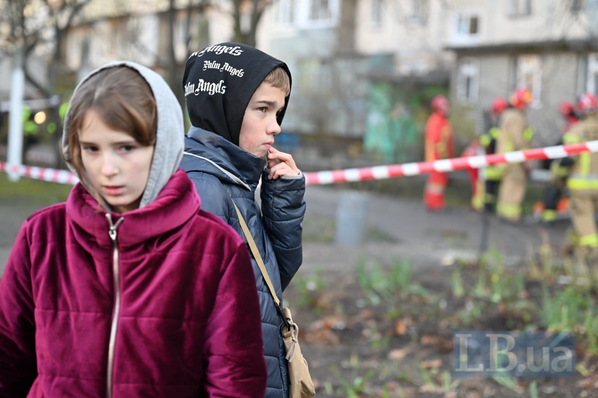 Діти спостерігають на роботою рятувальних служб на місці обстрілу Деснянського району Києва після нічної атаки РФ, 14 листопада
2025