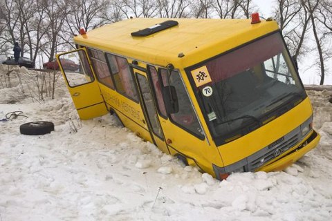 В Сумской области школьный автобус съехал в кювет