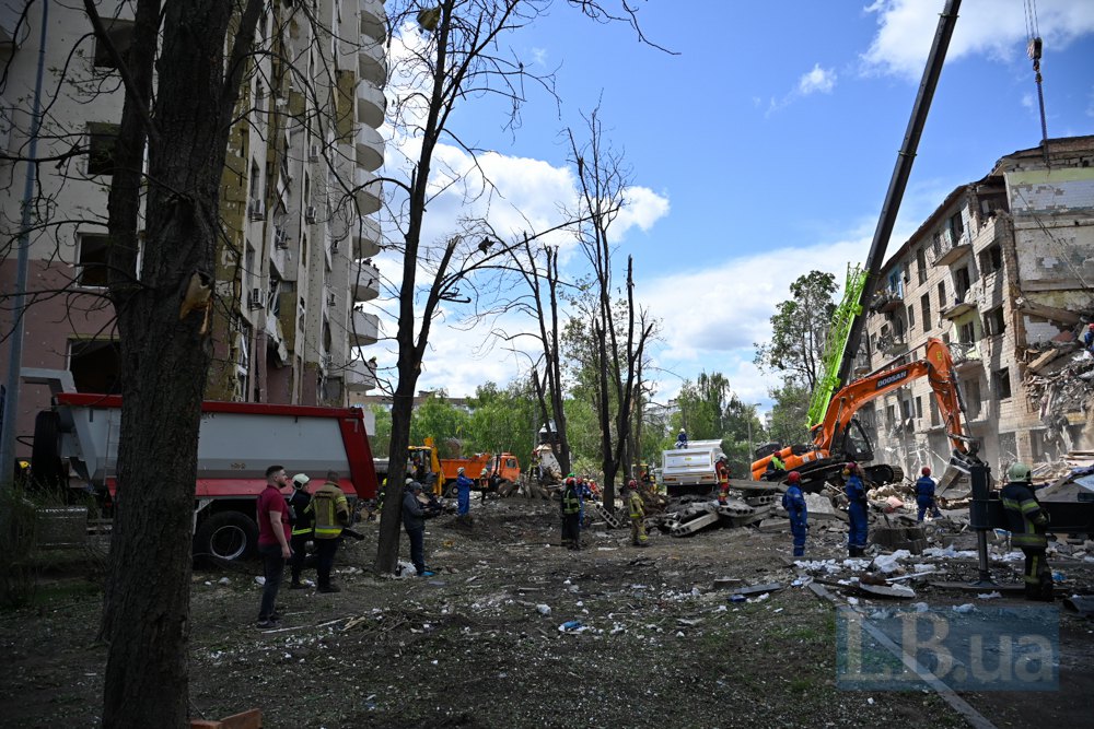 Рятувальники працюють на місці обстрілу багатоповерхівки у Шевченківському районі Києва 23 червня
