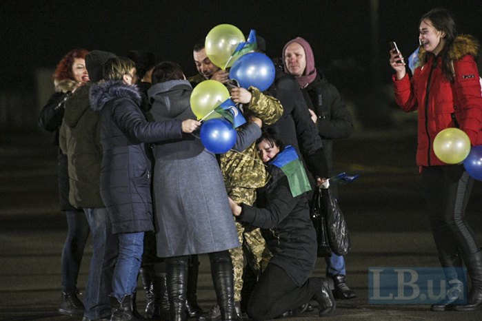 Зустріч з родиною після звільнення в аеропорту Бориспіль, 30 грудня 2019