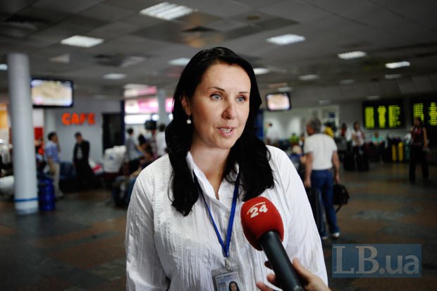 Оксана Ожигова, пресс-секретарь аэропорта, говорит о телефонном номере для помощи пассажирам (044) 393-43-71 