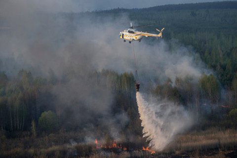 Рятувальники продовжують гасити пожежу під Чорнобилем