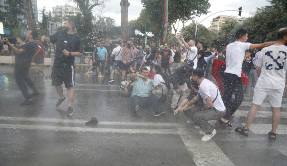 Поліція застосовує водомети для розгону протестувальників під час акції в Тирані (Албанія) 3 червня 2026 року, спрямованої проти проєкту курорту на узбережжі, пов’язаного з Джаредом Кушнером — зятя президента США Дональда Трампа.